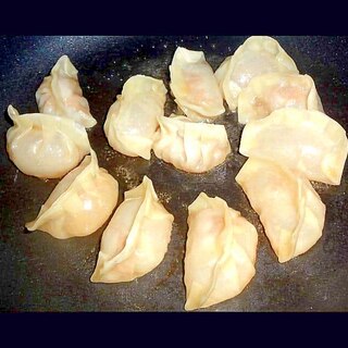 フライパンで蒸し焼きにする小籠包